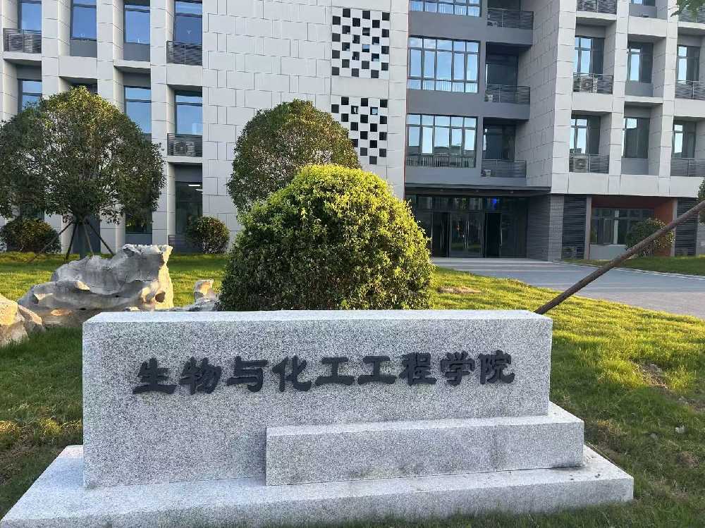 红河县扬州职业大学体育场高杆灯项目